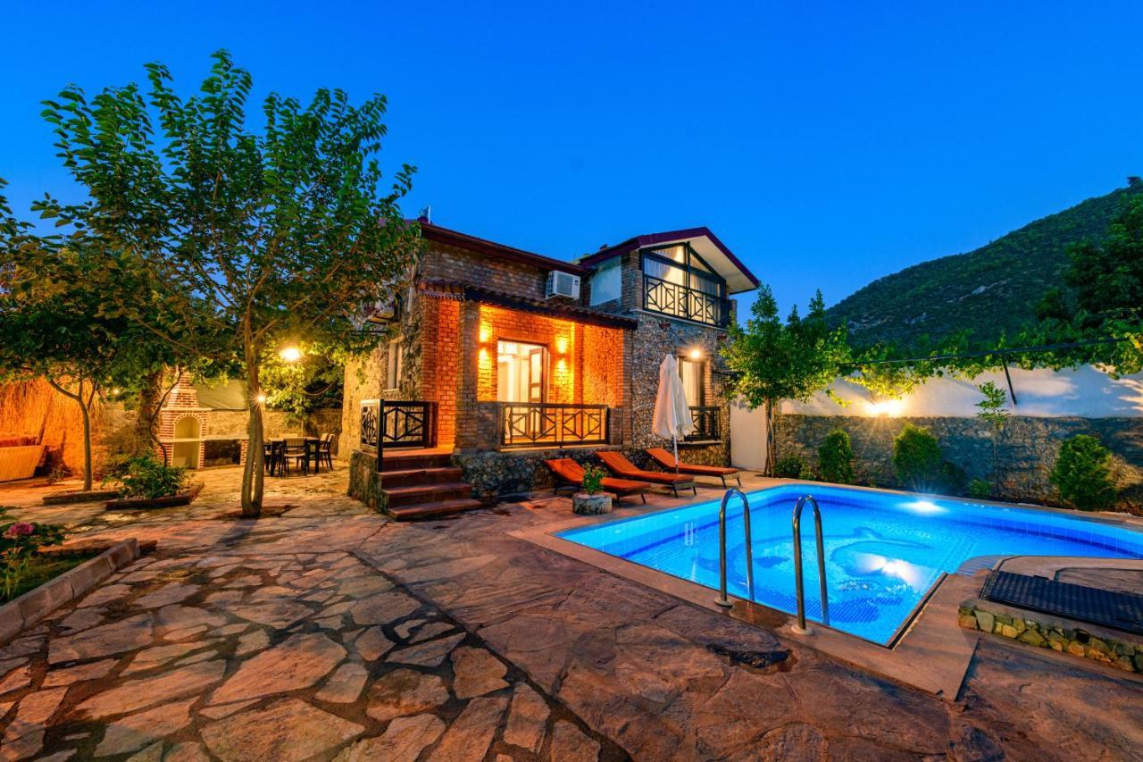 Sarnic - Kayakoey'de Havuzu Korunakli Villa *